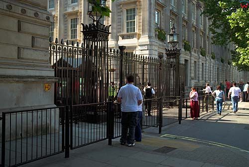 Londyn, Westminister, trakt Parliament St. brama przed siedzibą premiera przy Downing St.